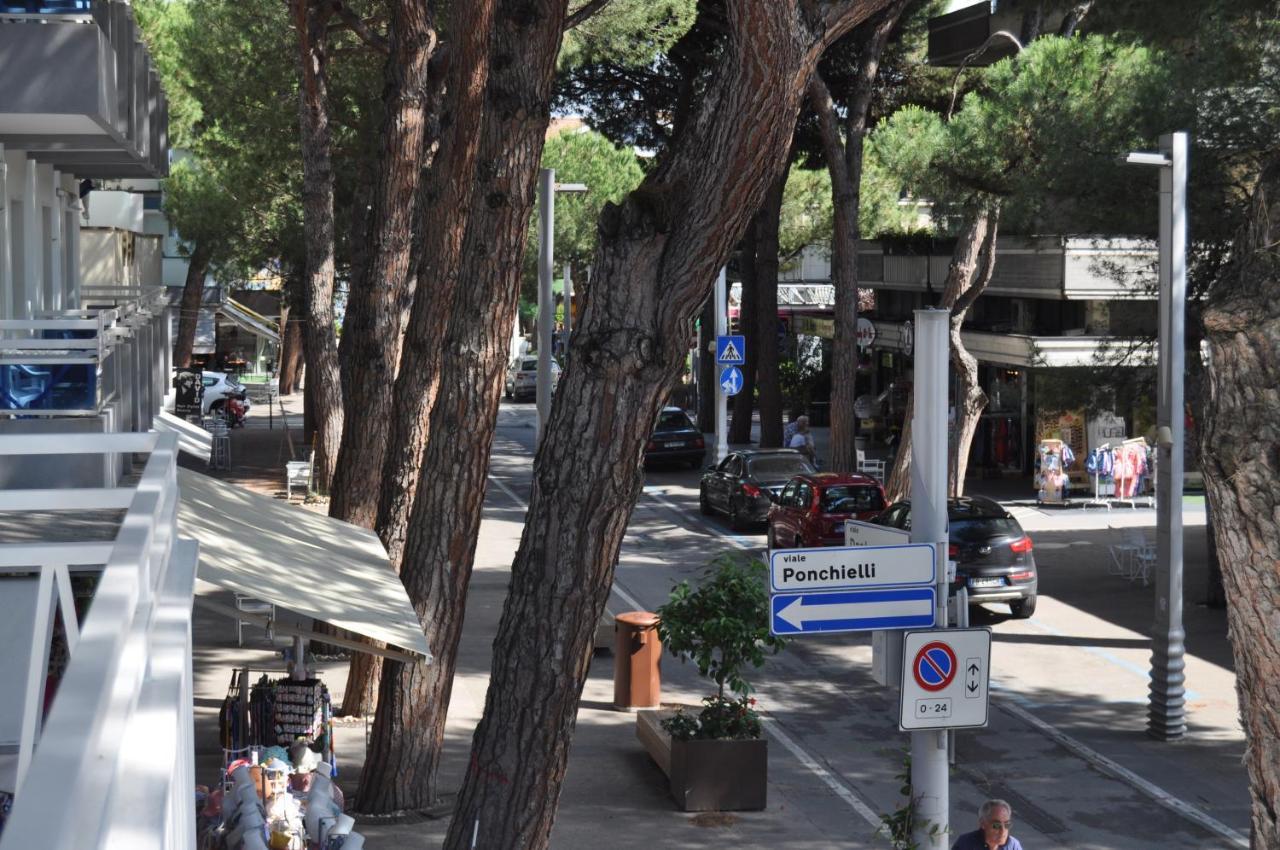 Hotel Susy - Ambienti Rinnovati - Direttamente Su Viale Dante E A Due Passi Dal Mare Riccione Exterior photo